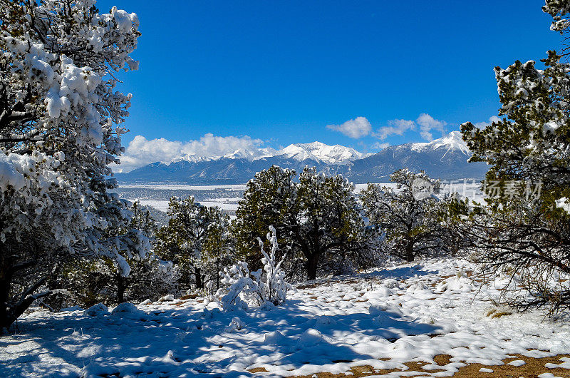 科罗拉多州积雪覆盖的山峰