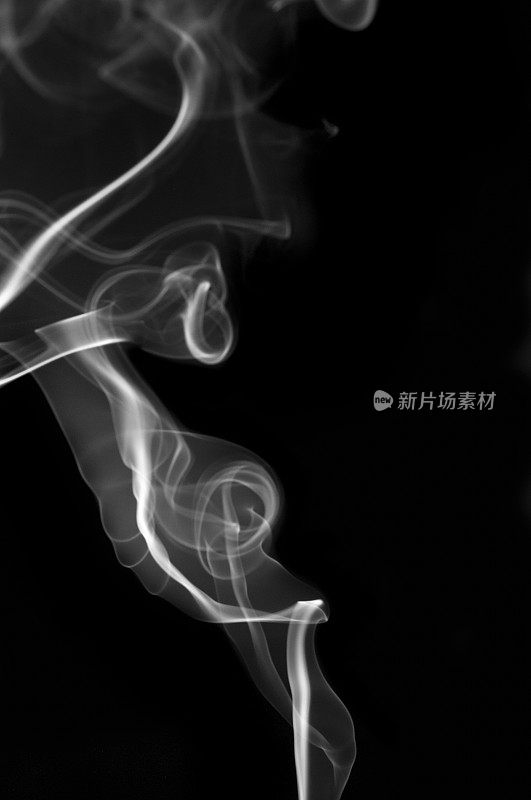 黑色背景上的烟雾模式