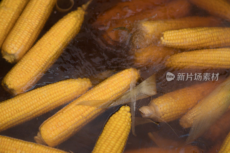 热卷心菜煮玉米食品户外