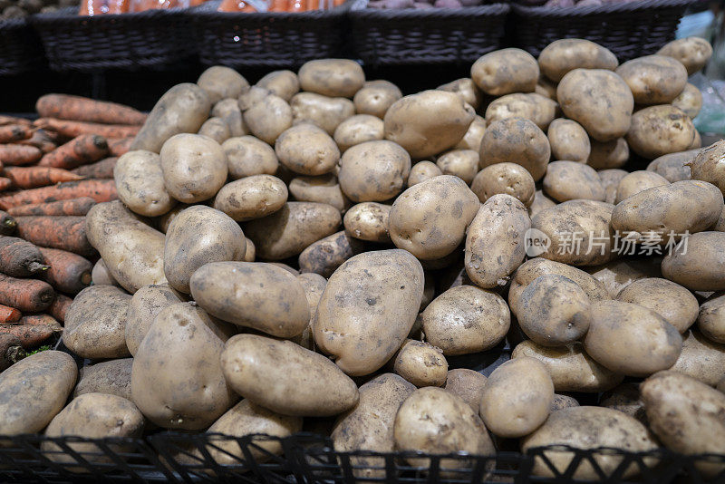 新鲜生土豆堆在街市档位上