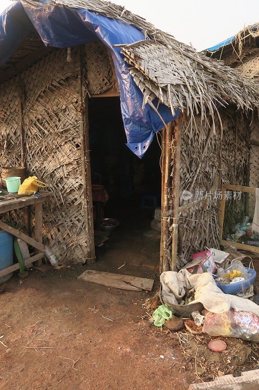 印度喀拉拉邦回水河堤上的咖啡馆厨房小屋，编织的棕榈叶