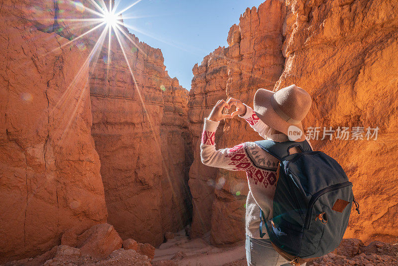 布莱斯峡谷;女孩旅行用手在风景上做成心形