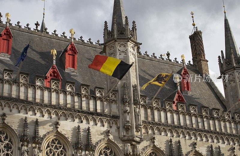 带有比利时国旗的布鲁日堡广场和市政厅-比利时老城区