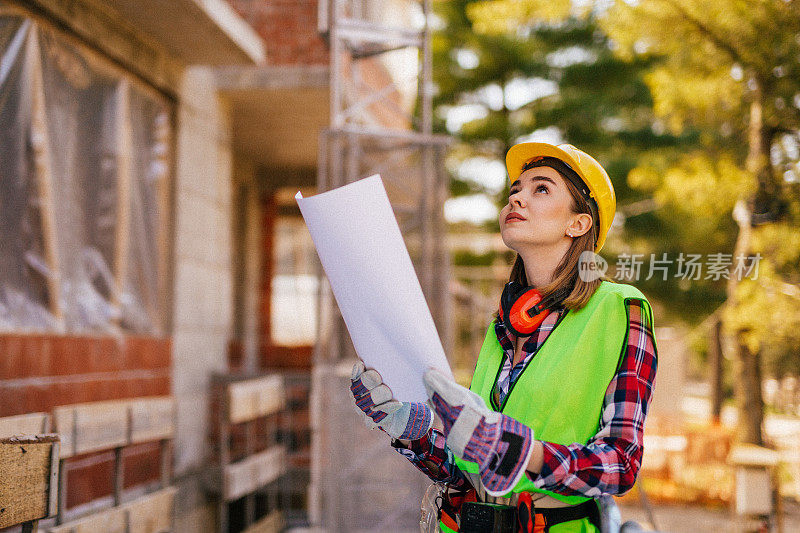 在建筑工地工作的蓝领妇女