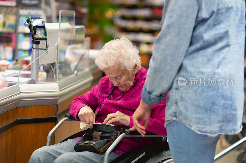 帮助老年妇女购物的看护者
