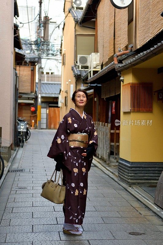 穿着和服的日本妇女行走在京都的老城区