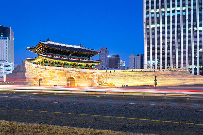 南大门(Sungnyemun)晚上的城市景观，首尔要塞，韩国。