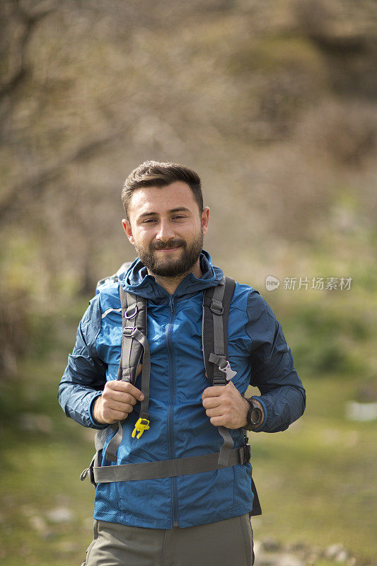 旅行者与背包登山旅行生活概念