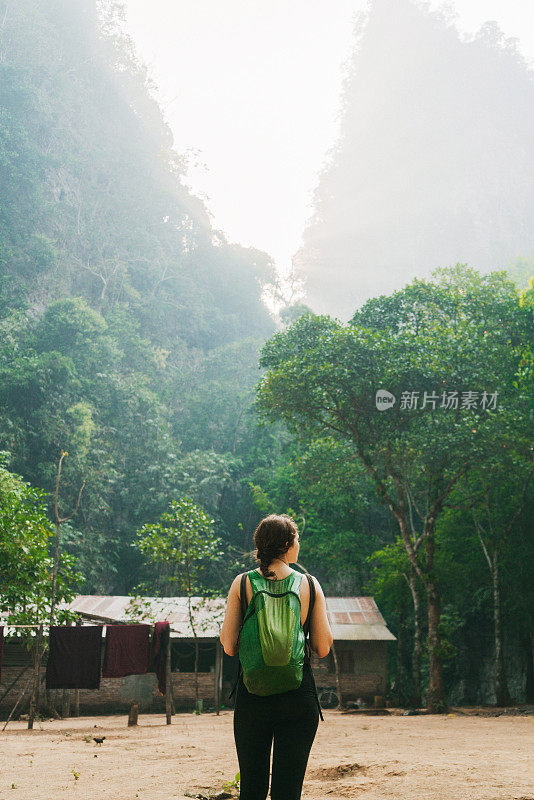 缅甸丛林中的一名妇女在寺庙附近行走