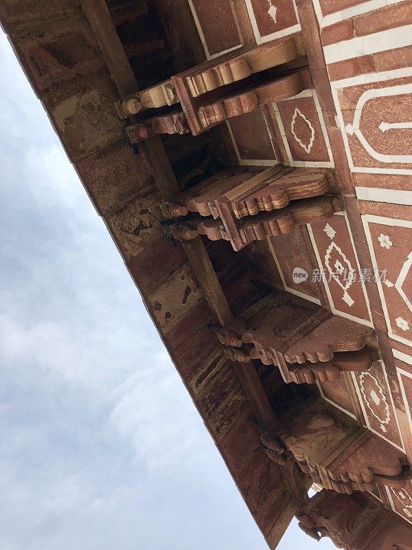 印度北方邦阿格拉古墓，传统的印度莫卧儿王朝建筑形象，彩绘的镶嵌墙壁和屋顶细节