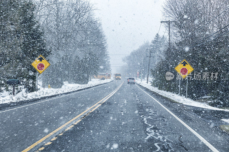 暴风雪校车在前方十字路口转弯