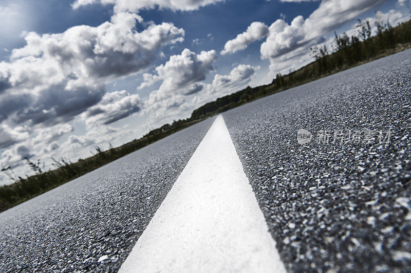 有道路标记的道路