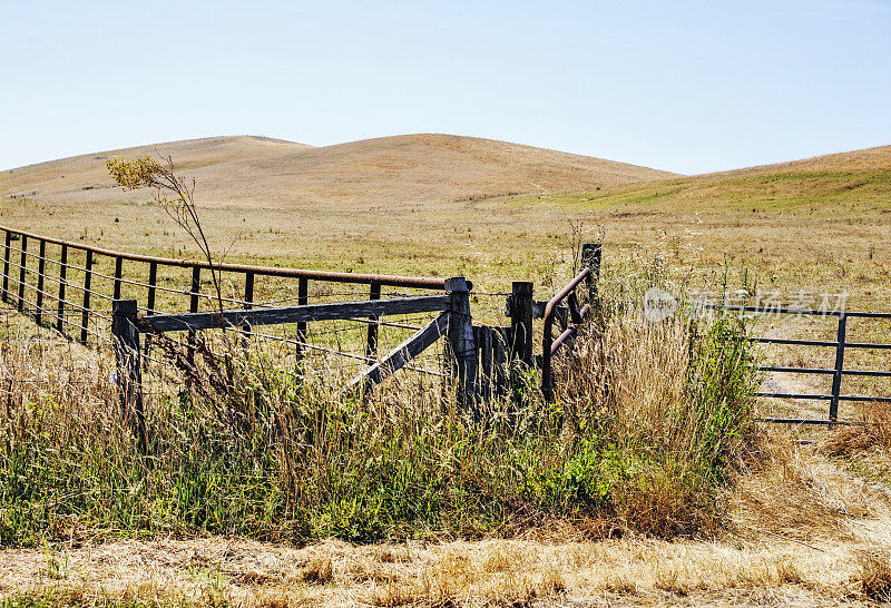 有大门和篱笆的乡间田野