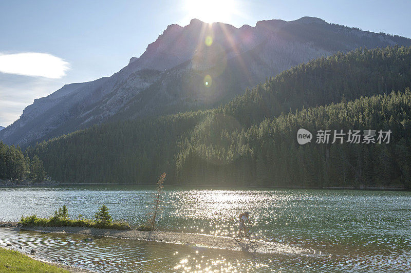 骑山地车的人沿着山中湖的沙口