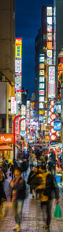 霓虹之夜日本东京新宿歌舞伎町拥挤多彩的小巷全景