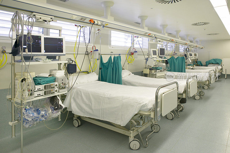 配备病床设备的医院重症监护室。健康中心