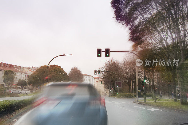 城市街景，绿色交通灯，后车灯。