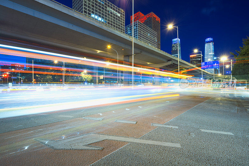 北京夜间城市公路交通