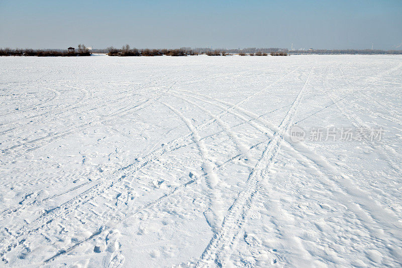 滑雪板在雪地上留下的痕迹