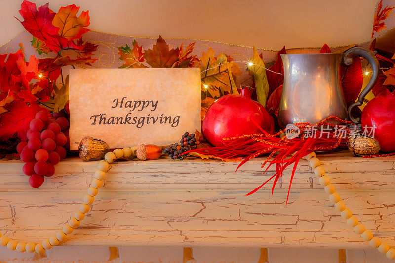 温馨的壁炉架上挂着感恩节标志和葡萄(P)