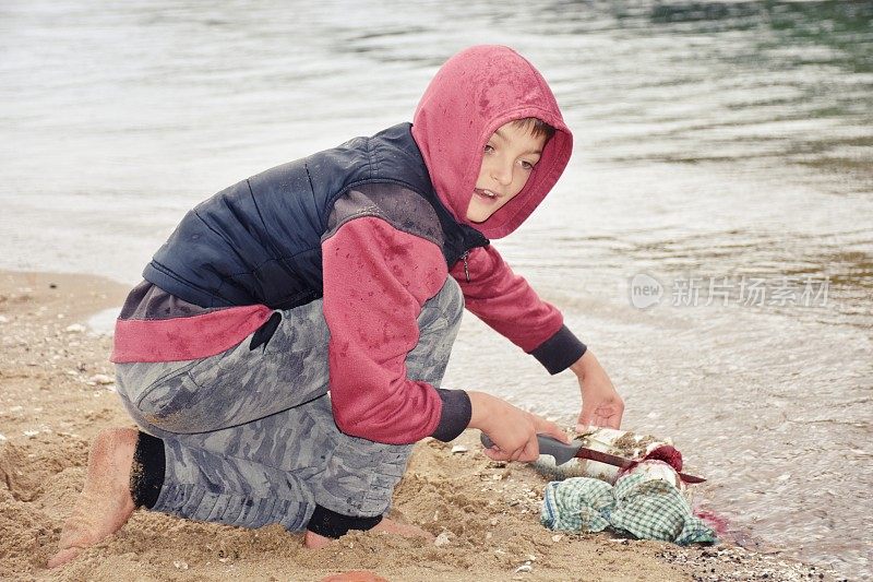 孩子与卡瓦伊鱼海岸河口钓鱼之旅