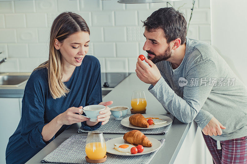 年轻夫妇在早上吃早餐