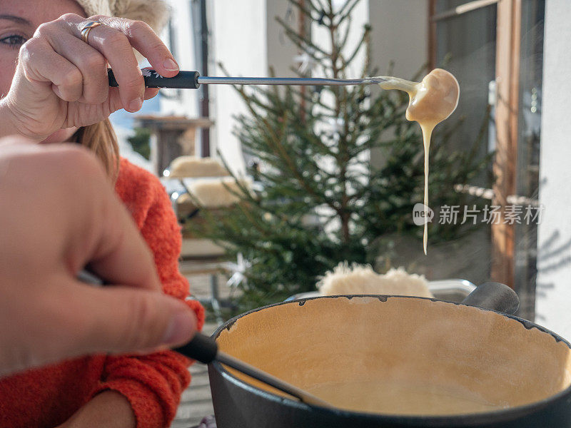 两个人在吃芝士火锅的特写