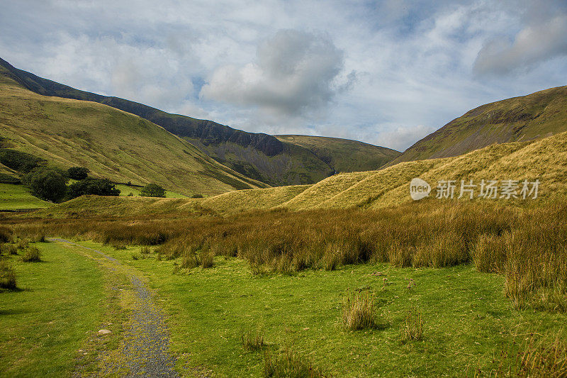 英格兰北部山区的男性徒步旅行者