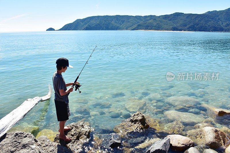 在海边钓鱼的小男孩