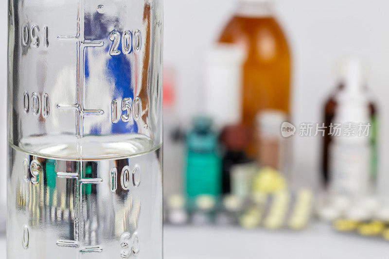 测量瓶用无色液体对模糊的药物背景进行选择性聚焦