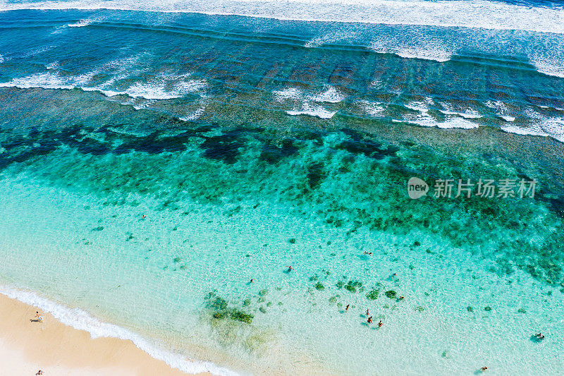 位于武吉南部的巴厘岛海滩。珊瑚礁，蓝色的海洋，上面是白色的沙子。直无人驾驶飞机。