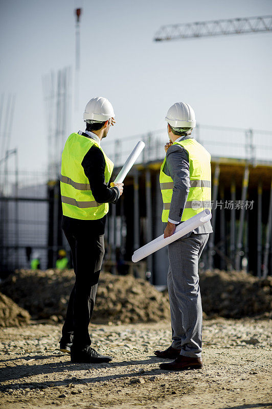 建筑师和工程师在施工现场检查文件和业务流程