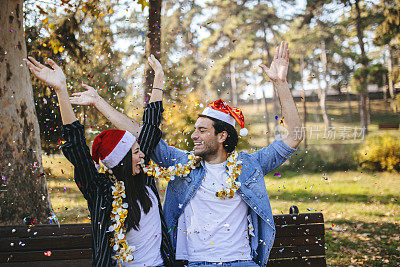 年轻夫妇在公园等待新年白天