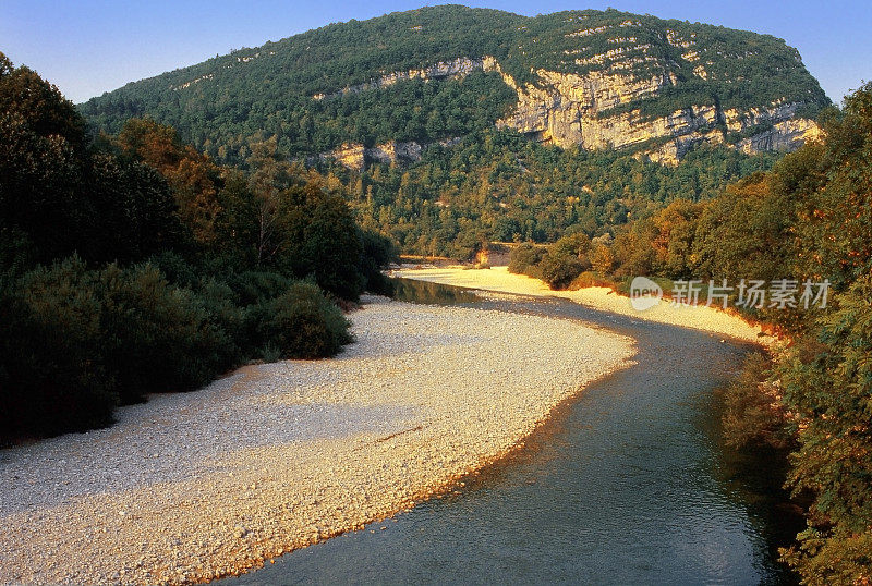 汝拉是法国东部Bourgogne-Franche-Comté的一个部门，以汝拉山脉命名