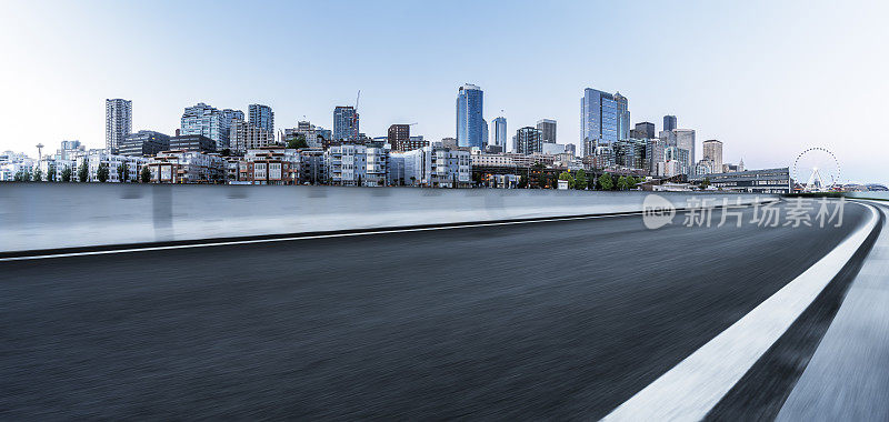 空旷的城市道路穿过西雅图的现代摩天大楼