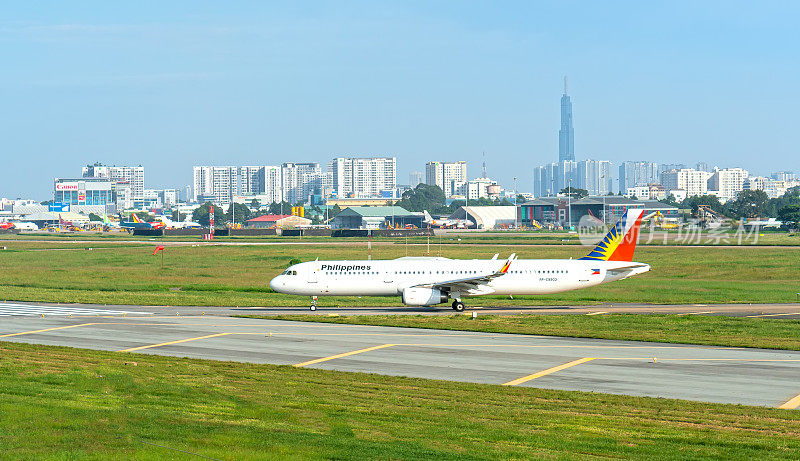 菲律宾航空公司的空客A321飞机正在跑道上准备起飞