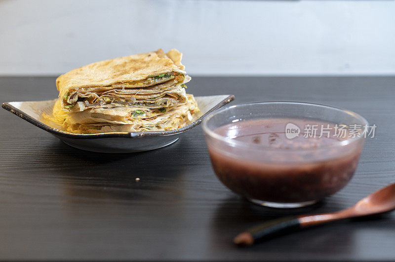 中式早餐:传统的煎饼和黑米粥