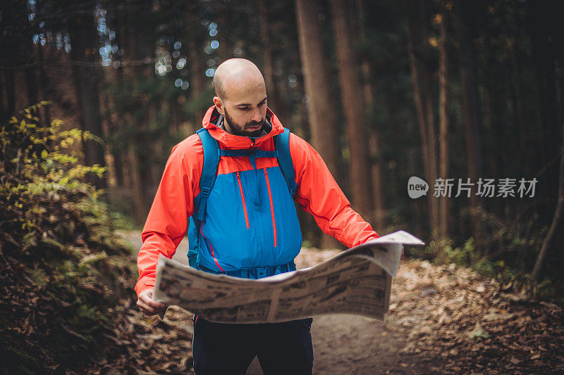 一名男子在日本森林里徒步旅行