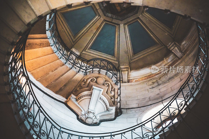 在法国里昂市福维耶圣母院的一个美丽的钟楼里，从下面看到可怕的巨大螺旋楼梯
