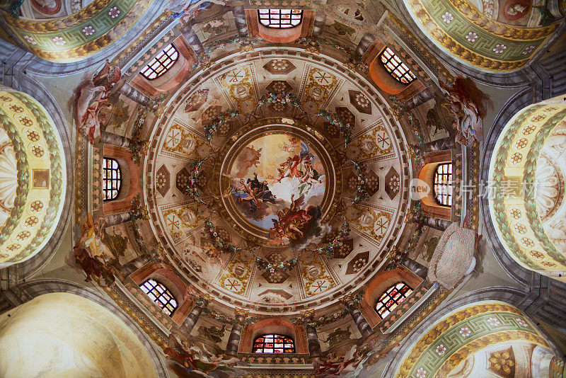 意大利拉文纳圣维塔莱大教堂装饰丰富的天花板。