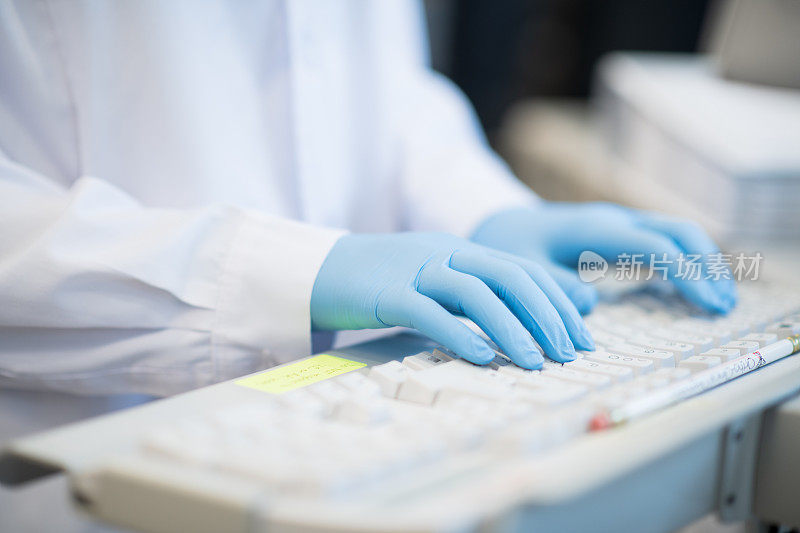 医学研究人员使用键盘输入数据库存照片