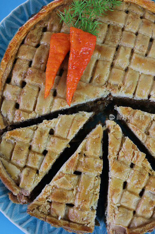 切片的加加卡哈尔瓦(胡萝卜哈尔瓦)挞的特写，金色格子糕点，蛋洗釉，甜胡萝卜碎，牛奶，糖，坚果和葡萄干的甜点，俯瞰