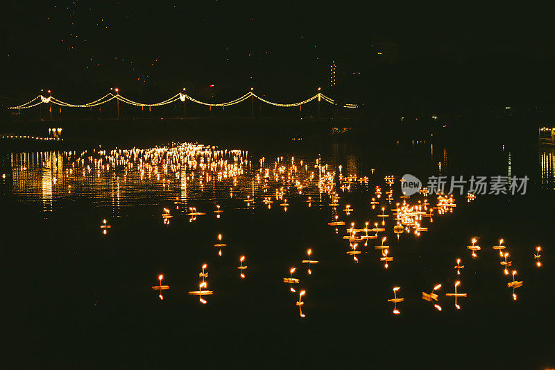 水灯节夜里河中的水灯