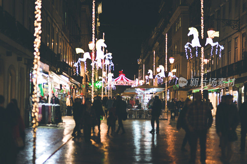 里斯本的圣诞彩灯和装饰品。人们在散步和购物