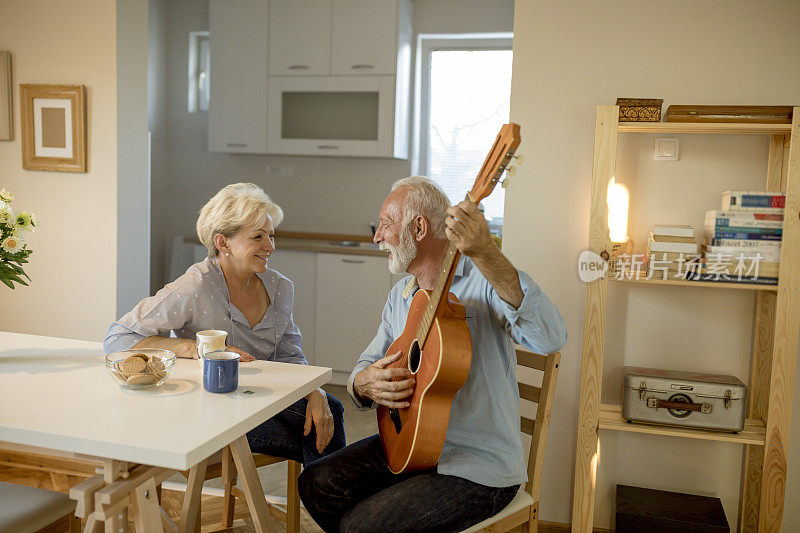 一个老人在给他的妻子弹吉他