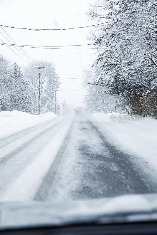 爬坡乡村公路汽车在冬季暴风雪的观点