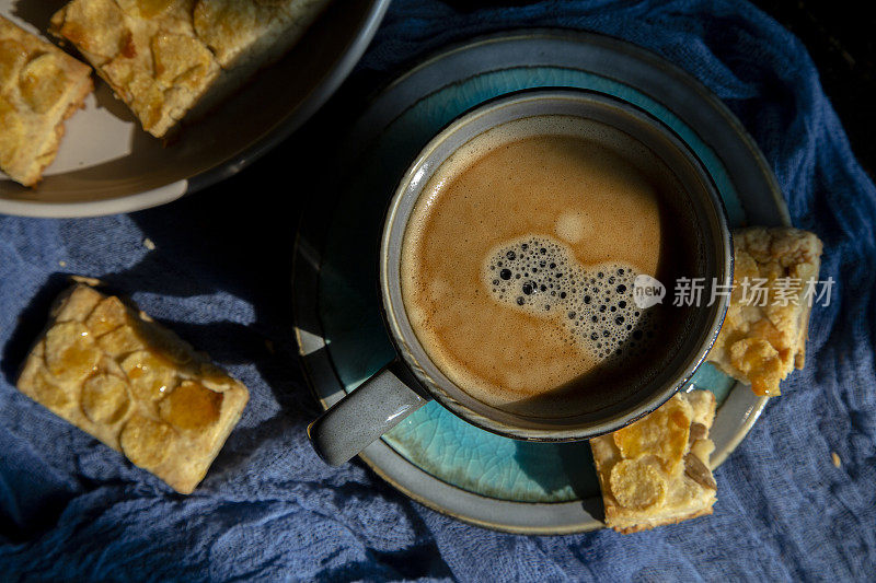 咖啡休息时，自制的蜂蜜玉米片和坚果饼干