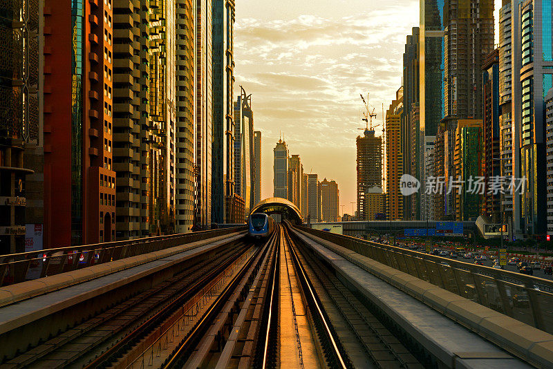 迪拜地铁。从地铁上看城市。
