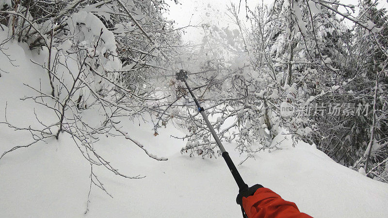 第一人称视角POV背国家滑雪下山高山斜坡