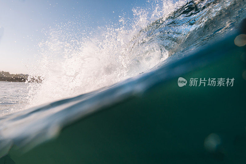 水下波。蓝色桶状波浪在海洋中撞击